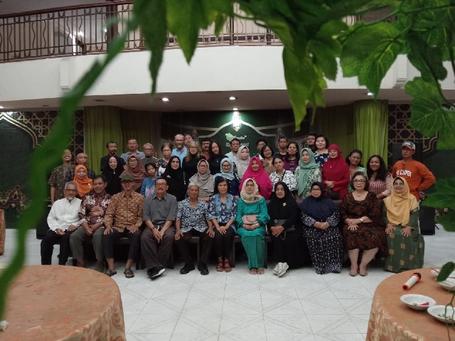 Foto bersama warga RT 11, RW 05 , Kelurahan Menanggal, Surabaya