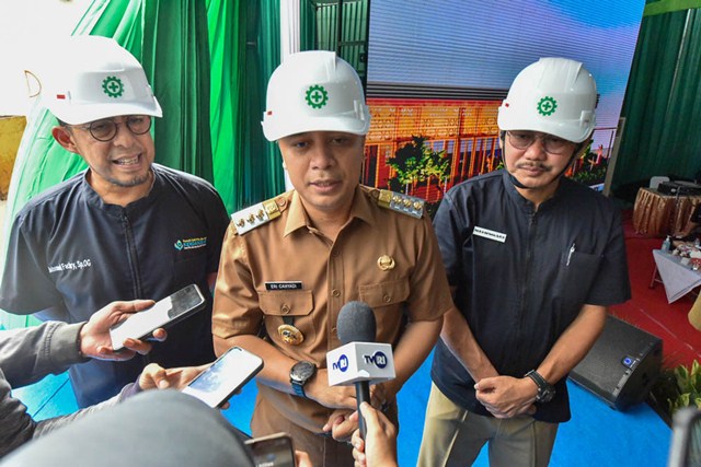 Walikota Surabaya Eri Cahyadi menghadiri groundbreaking atau peletakan batu pertama pembangunan gedung baru Rumah Sakit Ibu dan Anak (RSIA) Kendangsari. Inzet: Walikota Eri saat meninjau layanan kesehatan di RS Kota Pahlawan.