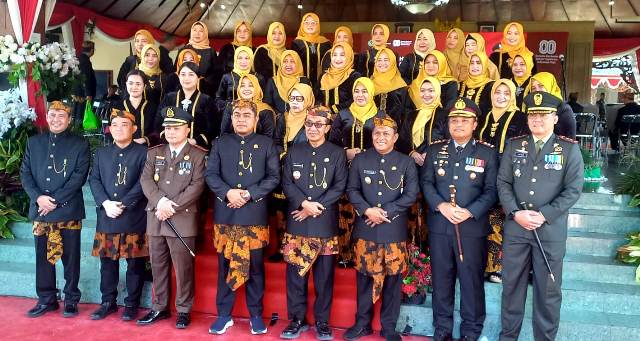 Bupati Kholilurrahmaan (pakai kacamata) bersama Wabup dan Forkopimda bersama istri usai upacara HUT RI ke 80.