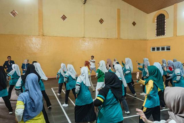 Senam GB (Gerak Bahagia) tim Unair bersama Kader Desa Karangsari.