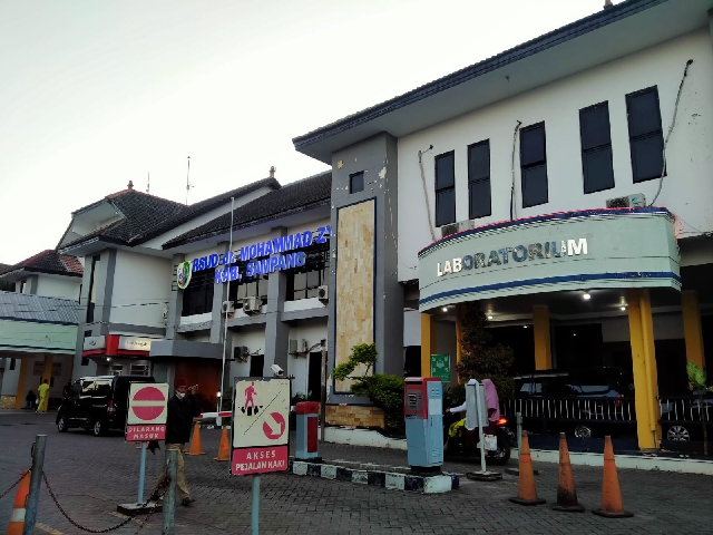 Caption (Foto RSMZ Kabupaten Sampang tampak dari halaman depan)