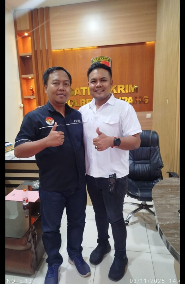 Kasatreskrim Polres Sampang IPTU Nur Fajri Alim (kanan) saat dikonfirmasi oleh wartawan Global news.co.id di ruang kerjanya. (Foto: M. Sofyan Hadi)