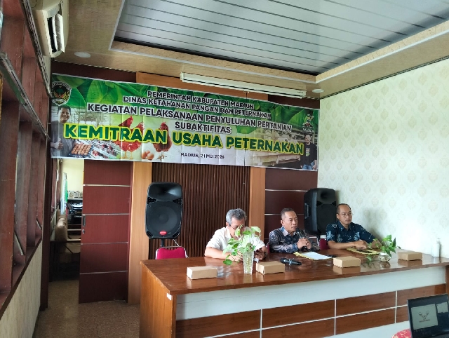 Kepala DKPP Kab. Madiun, Paryoto saat memberikan wawasan kepada peternak ayam.