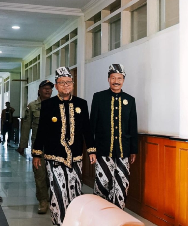 Kadisdik Sampang Nor Alam (kanan) dan Wabup H. Ahmad Mahfudz (kiri) saat menuju tempat upacara Hardiknas.