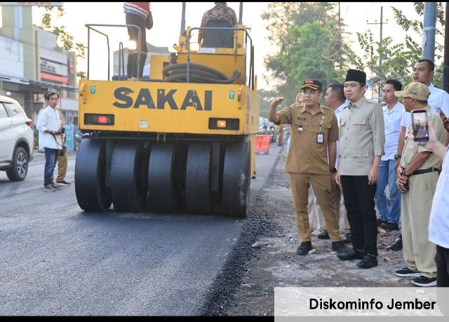 Bupati Gus Fawait meninjau proyek perbaikan jalan provinsi yang rusak di Kecamatan Kencong. 