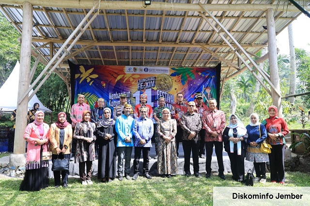 Kemeriahan Festival Egrang Tanoker menyeimbangkan kecerdasan intelektual dan emosial di antara derasnya arus digitalisasi.