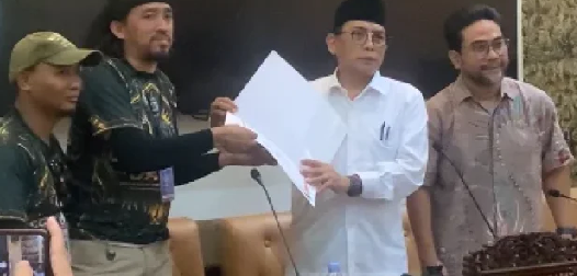 Ketua DPRD Jatim, M. Musyafak Rouf dan Wakil Ketua Komisi D DPRD Jatim Khusnul Arif saat menerima driver ojol.