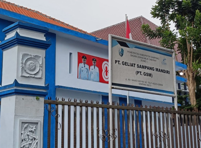 Foto Kantor PT Geliat Sampang Mandiri (PT GSM) tampak dari depan.