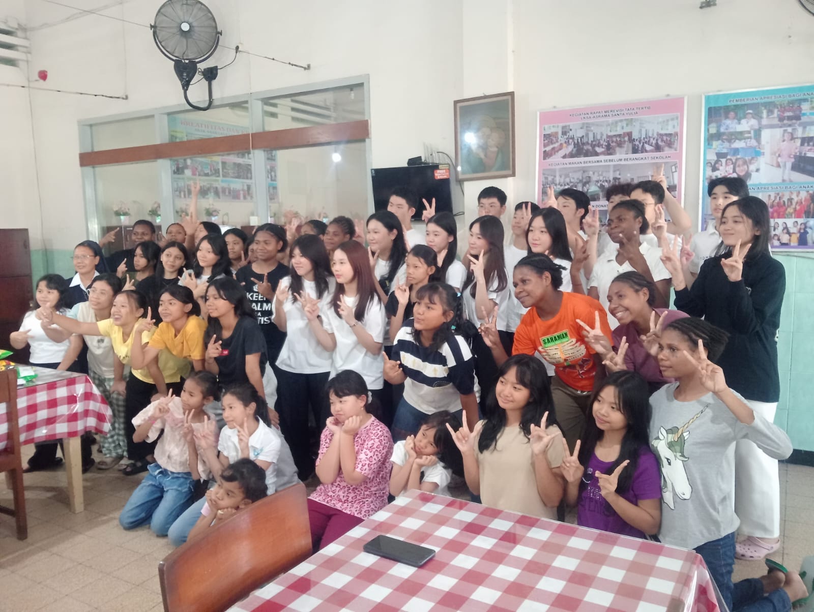 Tim Our Purpose berpose bersama dengan anak panti.