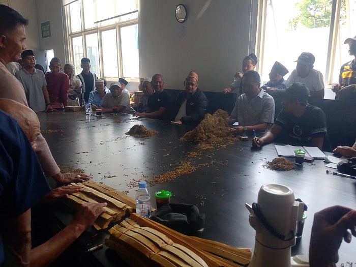 PT Bawang Mas telah resmi membuka pembelian tembakau musim panen 2026 di gudang induk yang berada di Dusun Garuk Desa Blumbungan, Kecamatan Larangan Kabupaten Pamekasan, Minggu (16/8/2026).