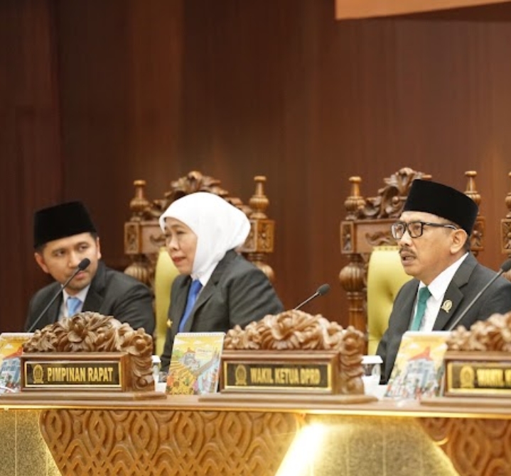 Ketua DPRD Jatim Musyafak Rouf bersama Gubernur Jatim Khofifah Indar Parawansa (Foto: Humas Dewan Jatim)