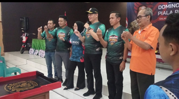 Caption (Dandim Sampang Letkol Czi Dika Catur Yanuar Anwar (empat dari kiri) bersama jajaran pengurus ORADO saat membuka kejuaraan domino)