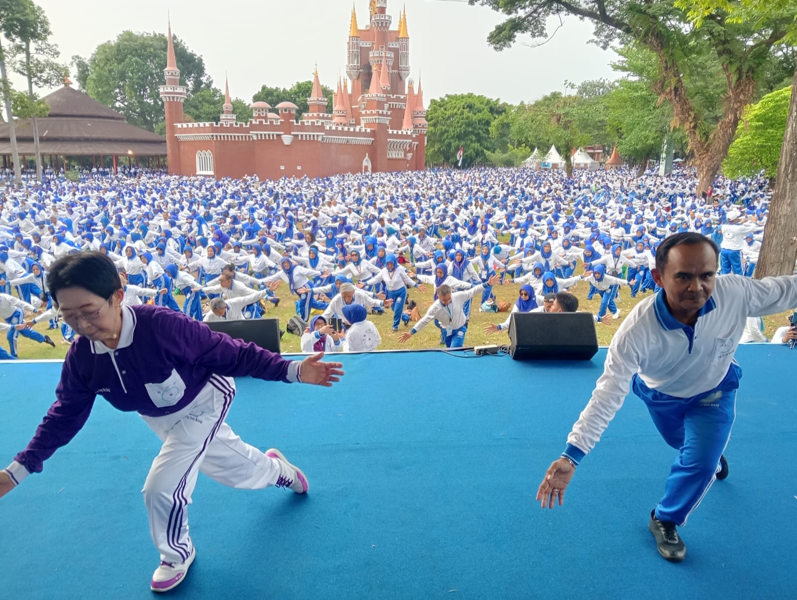 Ime (kiri) dan Rukun, pemandu Latber di TMII.