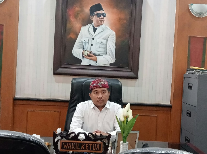 Wakil Ketua DPRD Sampang M. Iqbal Fathoni atau Bung Fafan saat dikonfirmasi di ruang kerjanya.